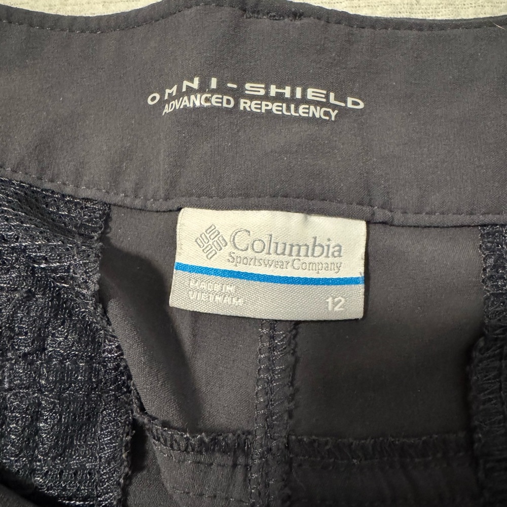 Columbia Womens Dark Grayish Black Capris w/drawstring at bottom. Size Medium - Picture 3 of 5